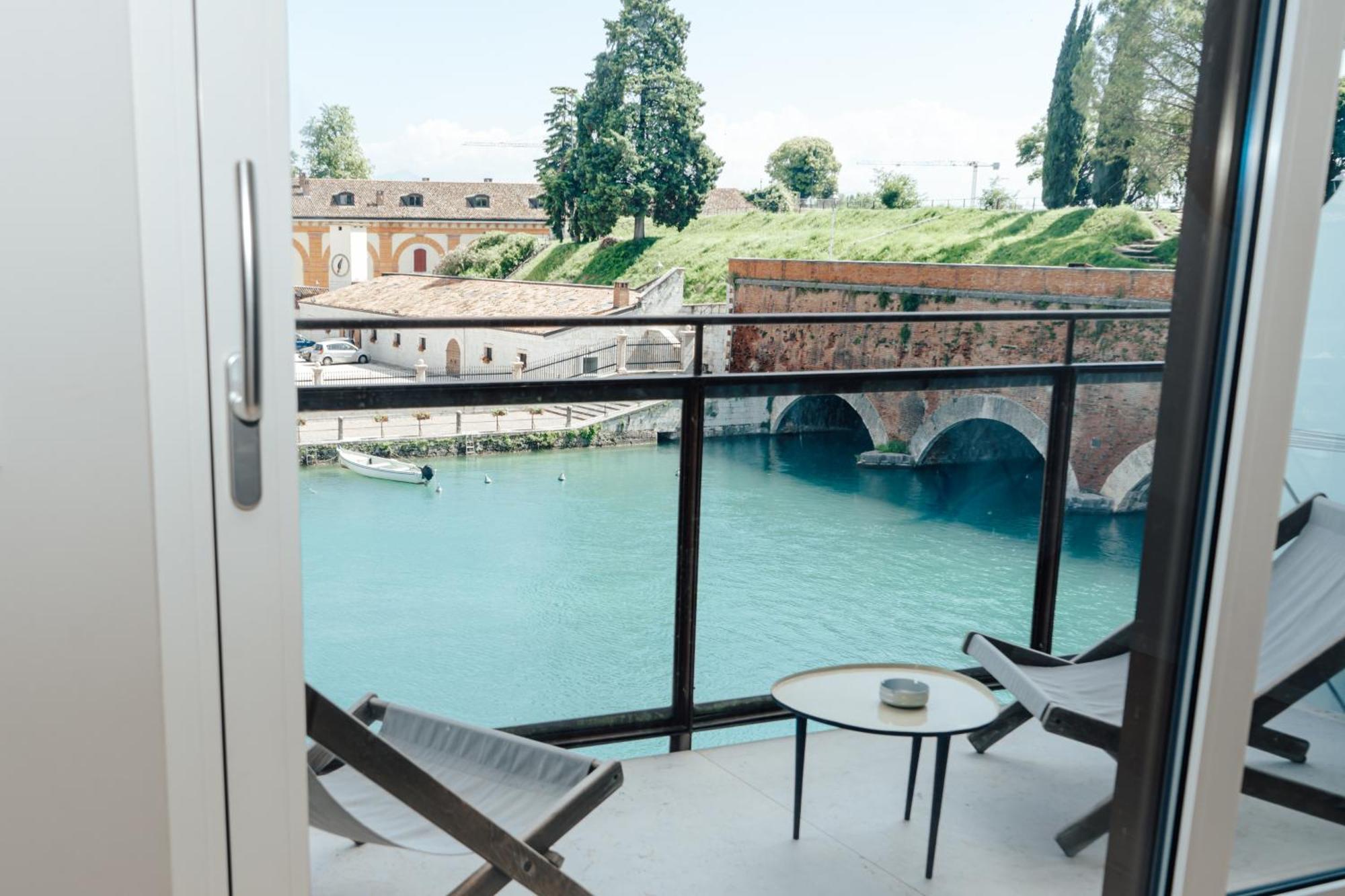 C House Rooms Lake Peschiera del Garda Exterior foto